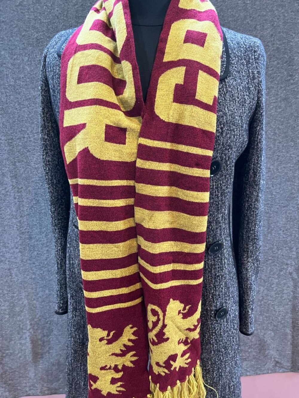 7.5x65 harry potter gryfindor lion maroon and gold knit scarf with fringe NWT